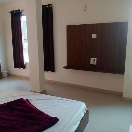 Hotel Soham Palace Uddzsaín Kültér fotó